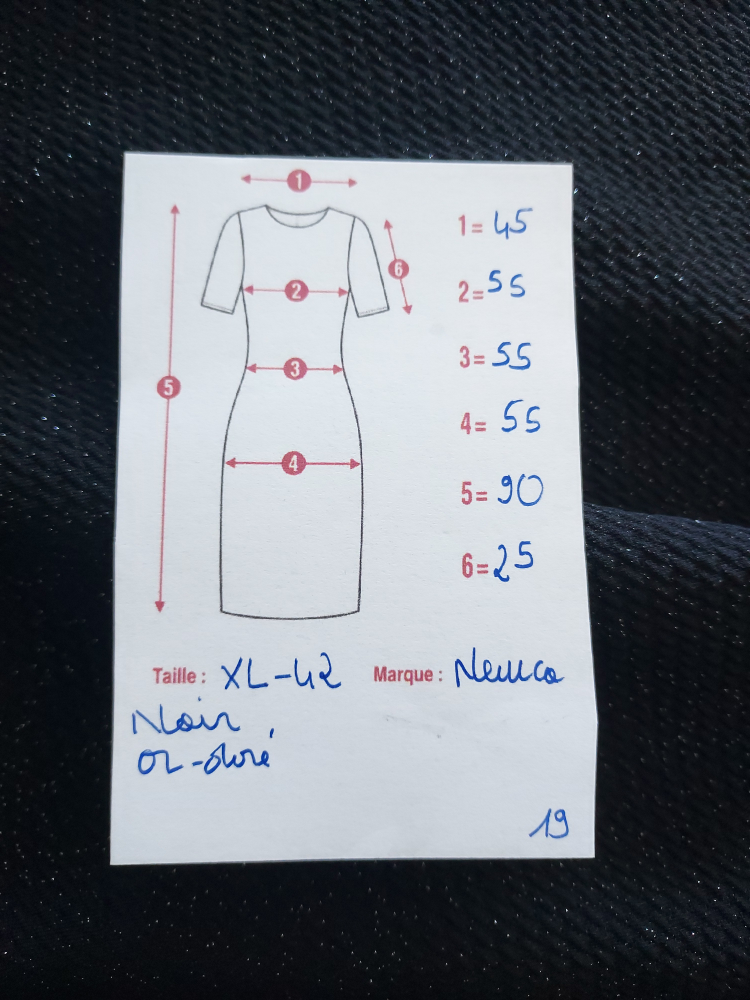 42 XL Robe noire et doré