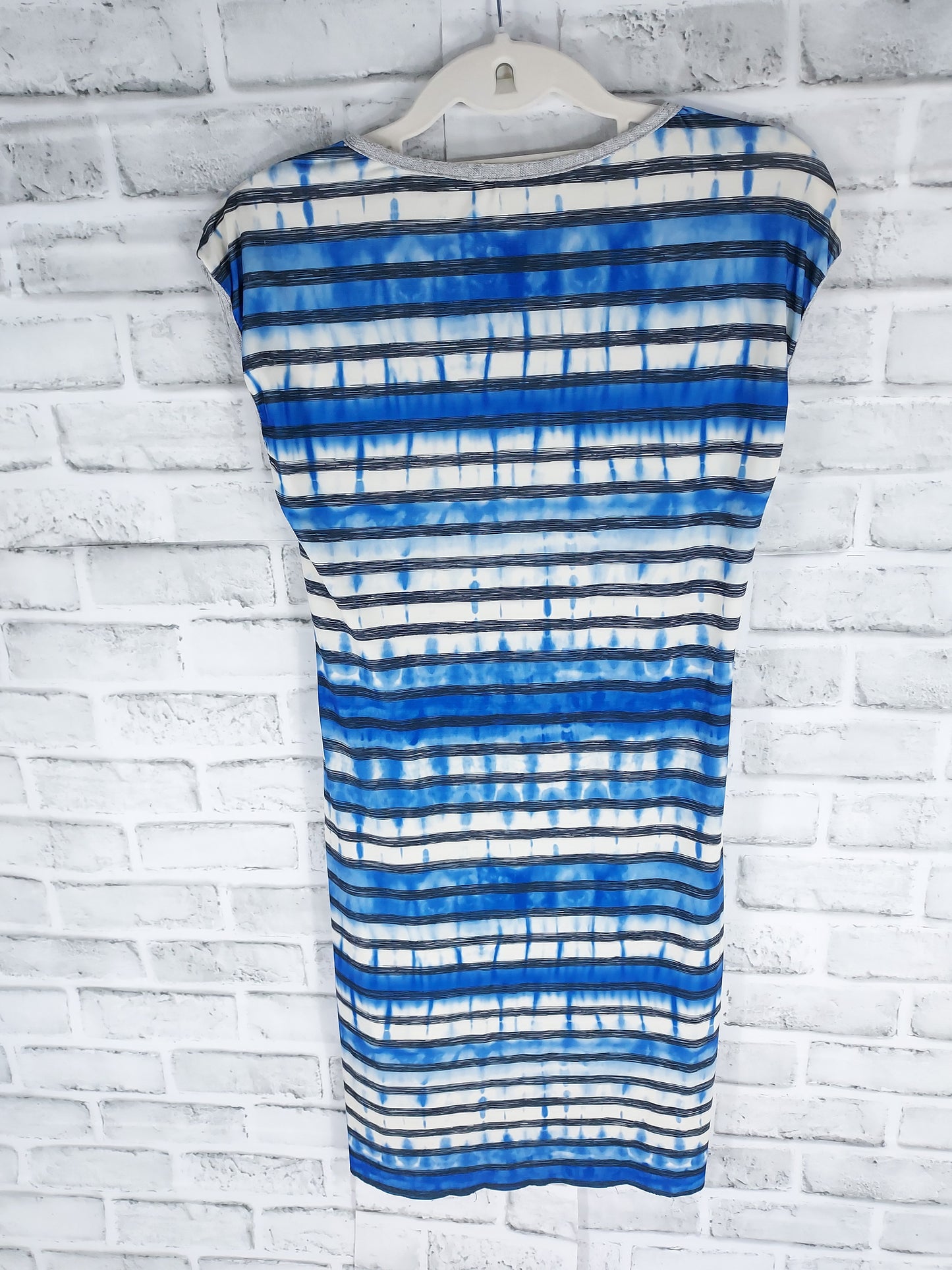 36 Zara Robe blanche et bleue