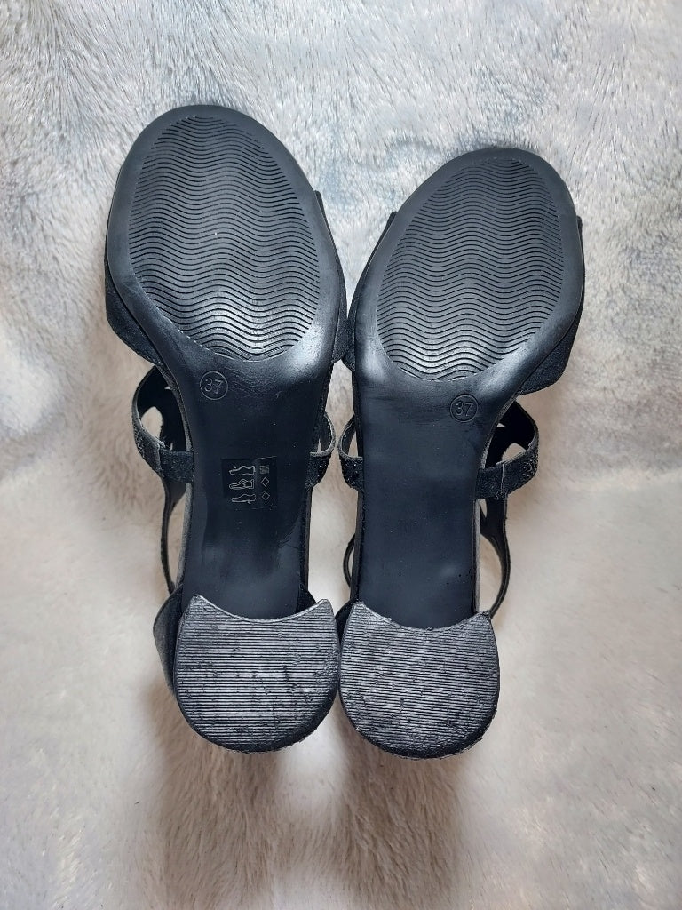 37 Sandales a talons carrés