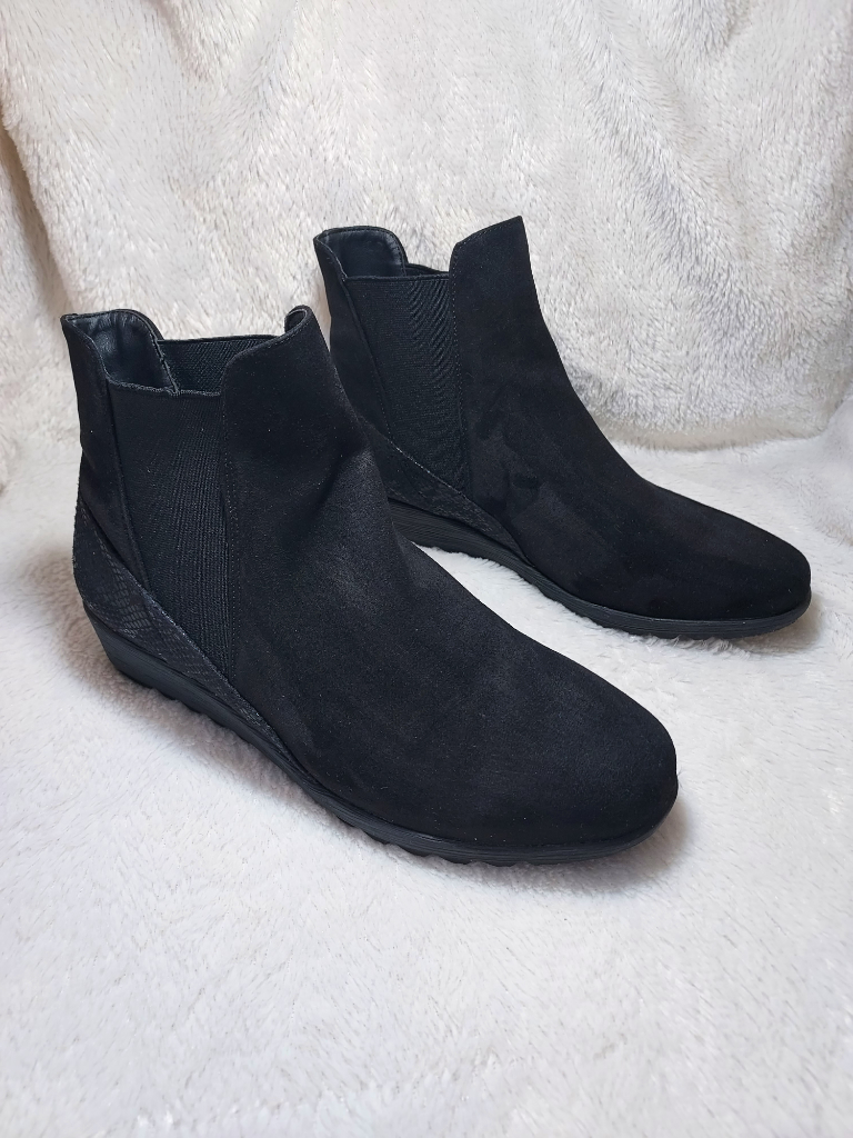 38 Bottines noires