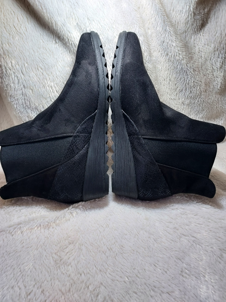 38 Bottines noires