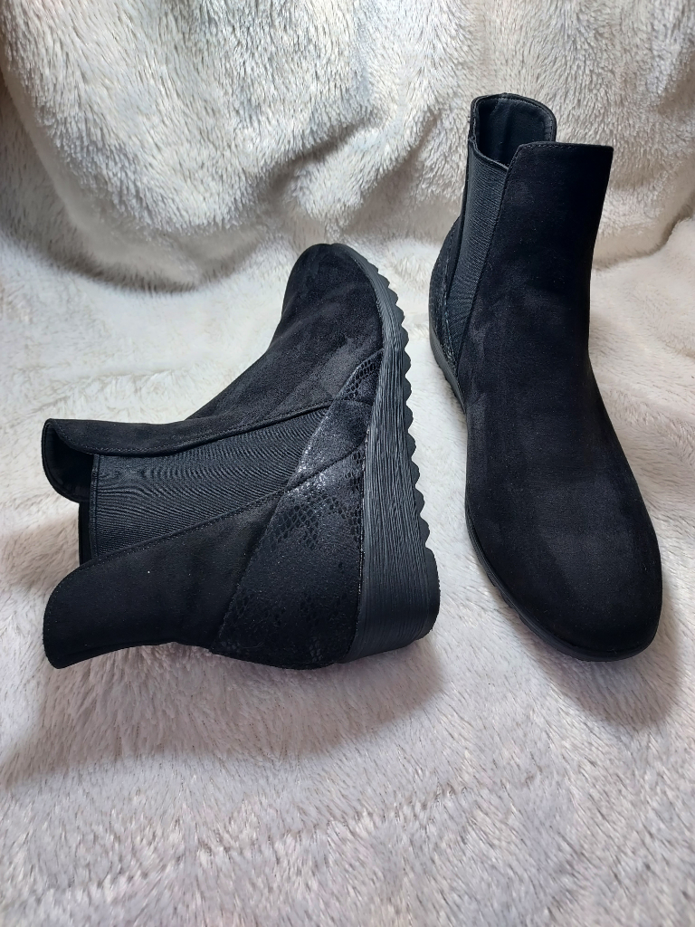 38 Bottines noires