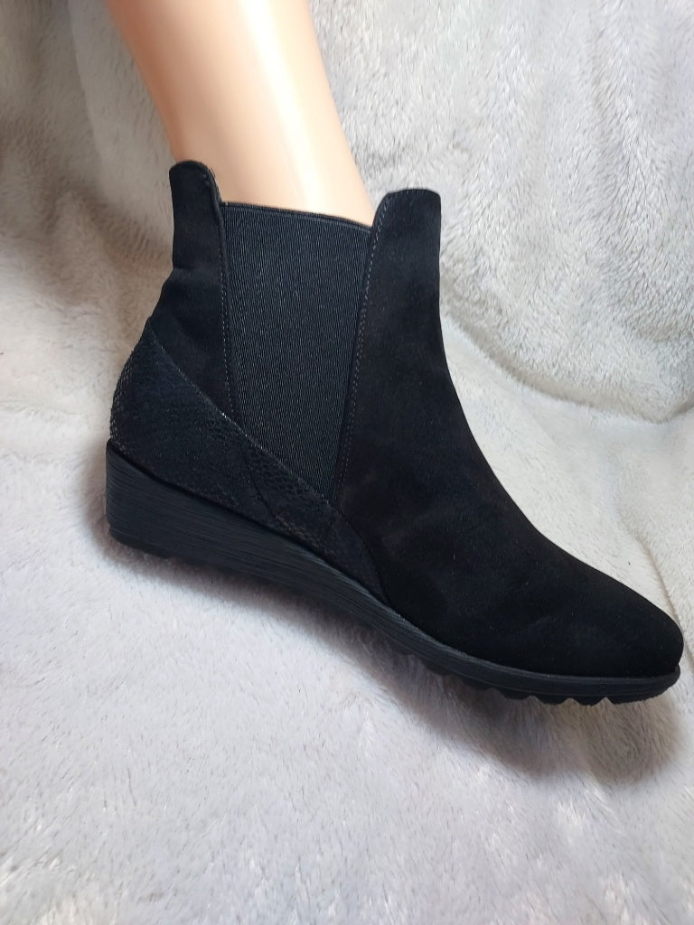 38 Bottines noires