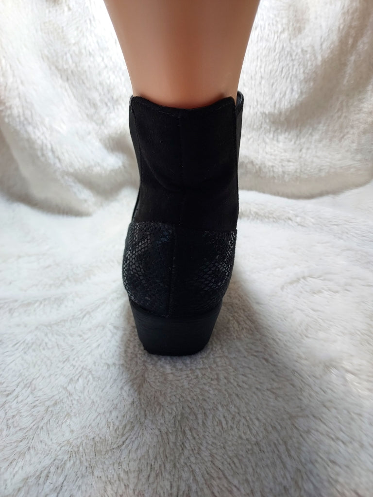 38 Bottines noires