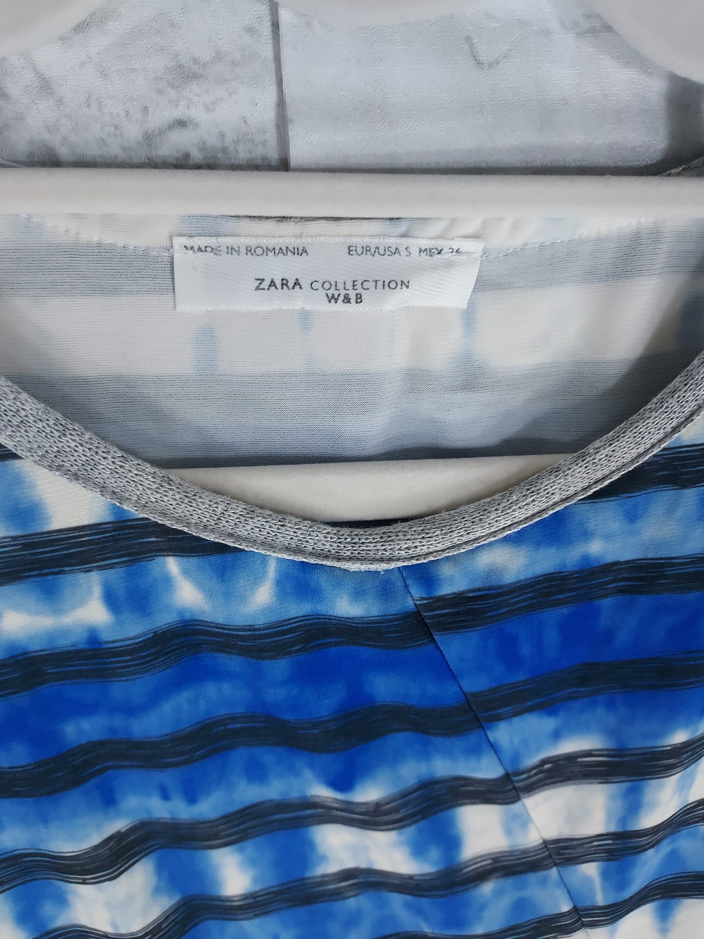 36 Zara Robe blanche et bleue