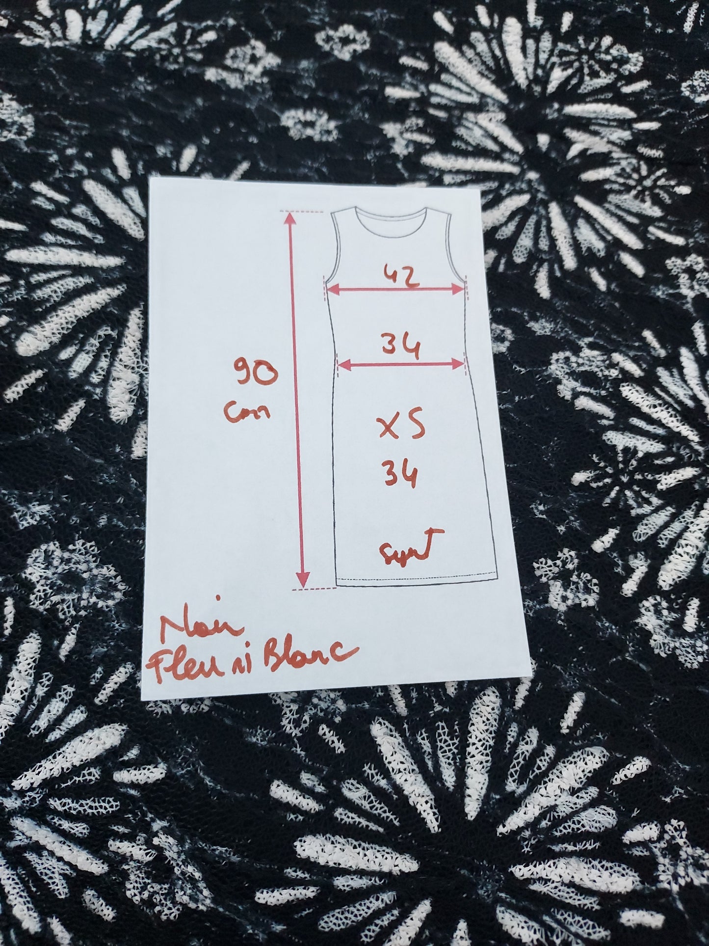 34 Robe d'été fleuri noire et Blanche
